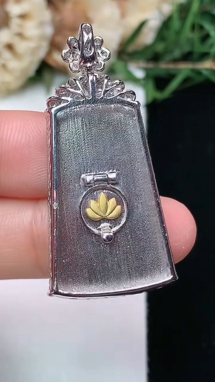 天然A货翡翠无事牌吊坠，尺寸28-17.5-7.2，重量:8.00g
4月16日