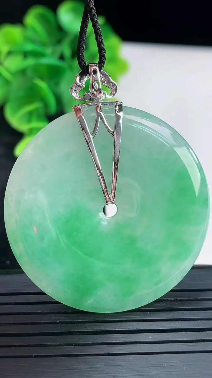 天然A货翡翠平安扣吊坠尺寸52.7-43.7-4.9重量:22.21g
4月16日