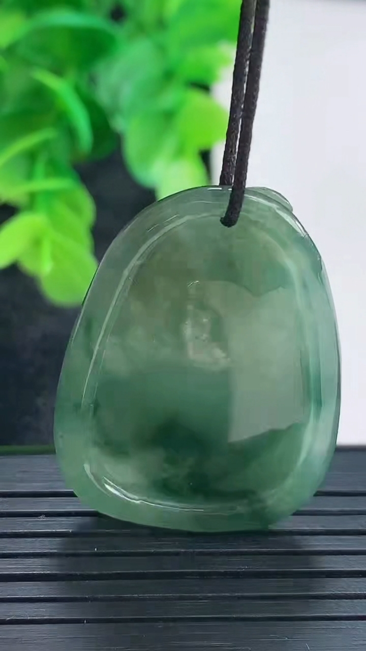 天然A货翡翠双彩生肖虎吊坠尺寸36.3-25.6-5.4重量:8.87g
4月16日