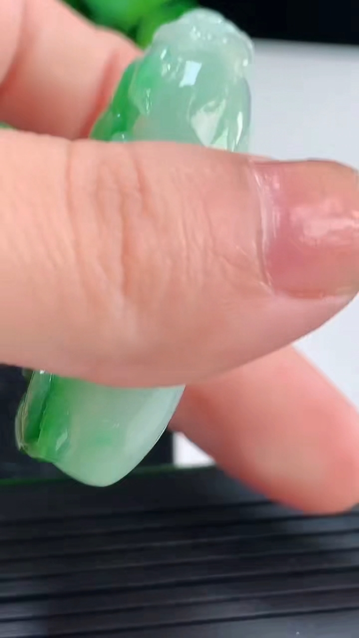 天然A货翡翠福瓜吊坠尺寸44.4-23.3-12.4重量:27.46g
4月16日