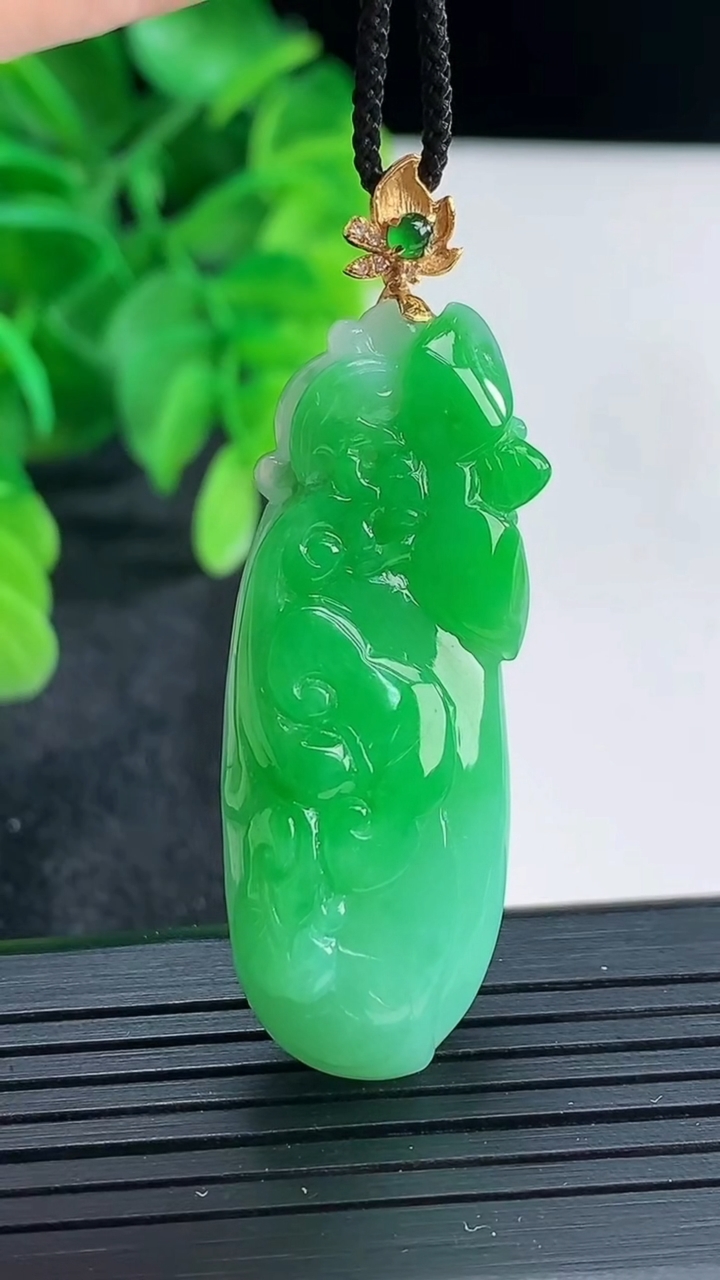 天然A货翡翠福瓜吊坠尺寸49.9-15.1-9.6重量:14.71g
4月16日