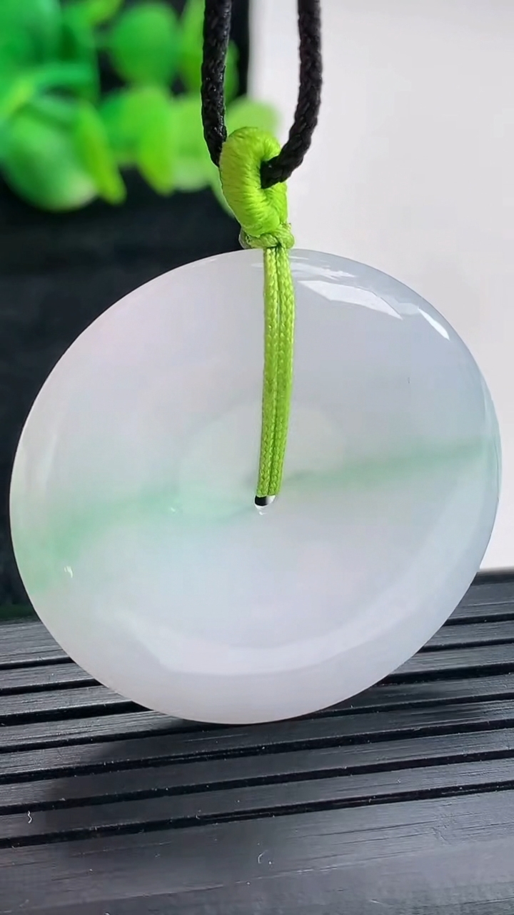 天然A货翡翠平安扣吊坠尺寸34.5-5.5重量:14.07g
4月16日