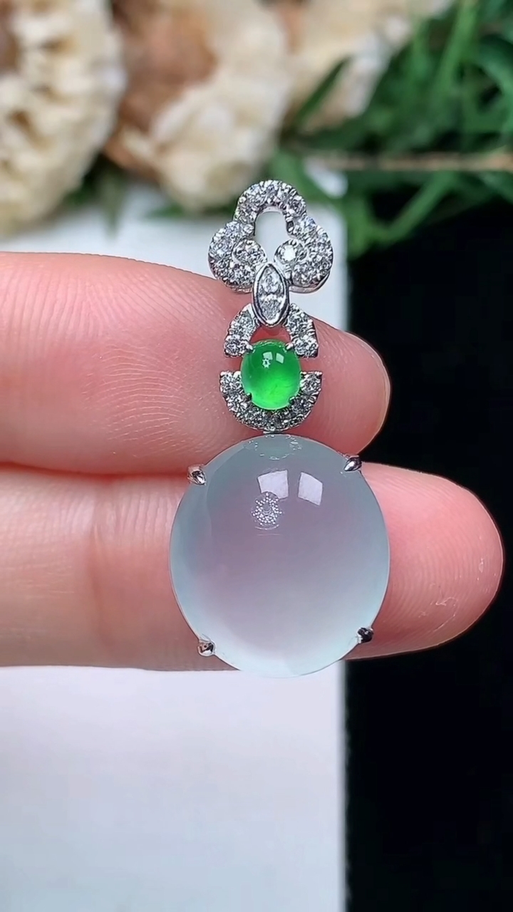 天然A货翡翠白冰蛋面吊坠，尺寸28.2-13.3-12.6-8，重量:3.66g
4月16日