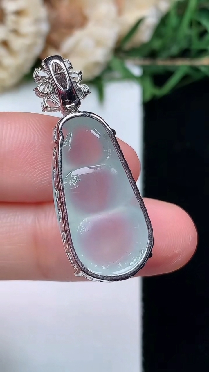 天然A货翡翠白冰福豆吊坠，尺寸23-12.2-9.4，重量:5.00g
4月16日