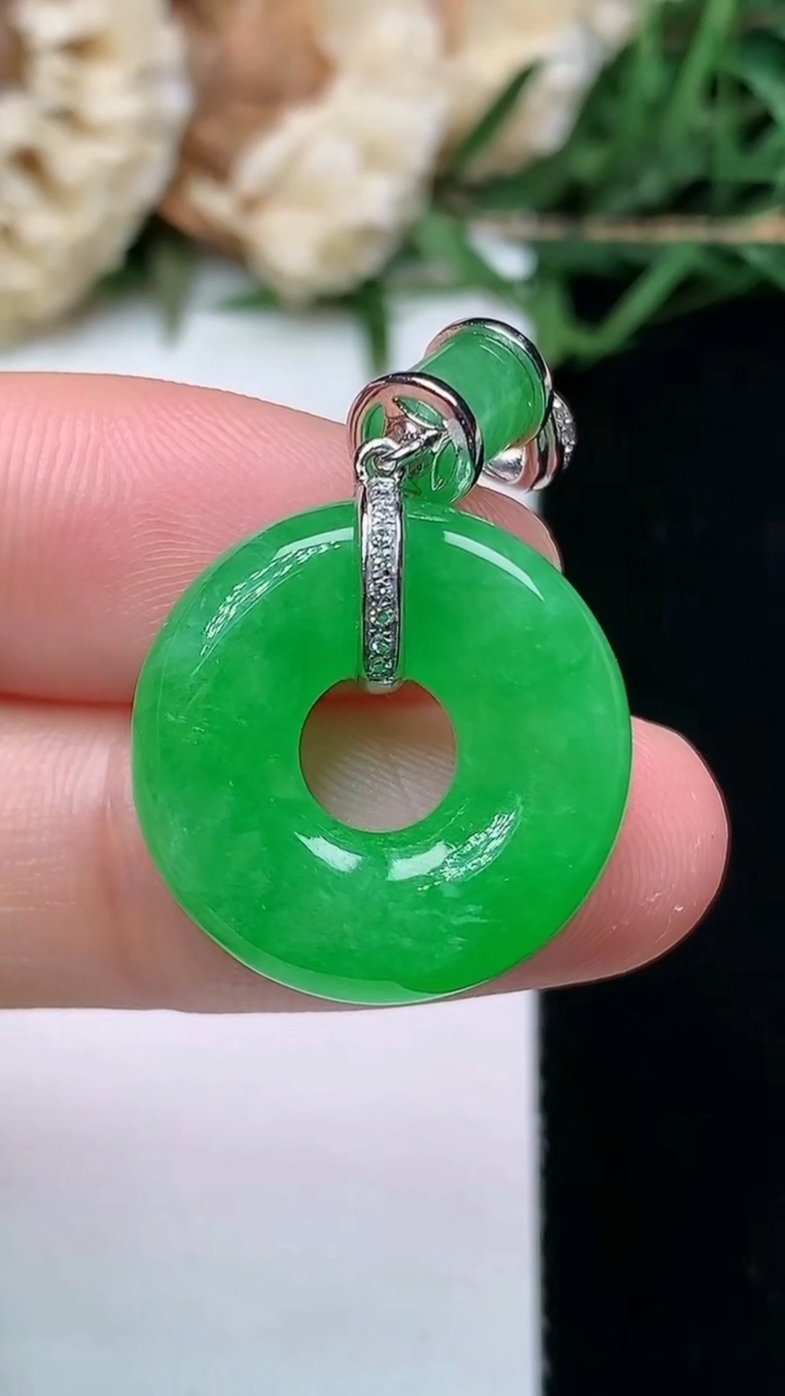 天然A货翡翠平安环吊坠，尺寸19-5.9，重量:5.67g
4月16日