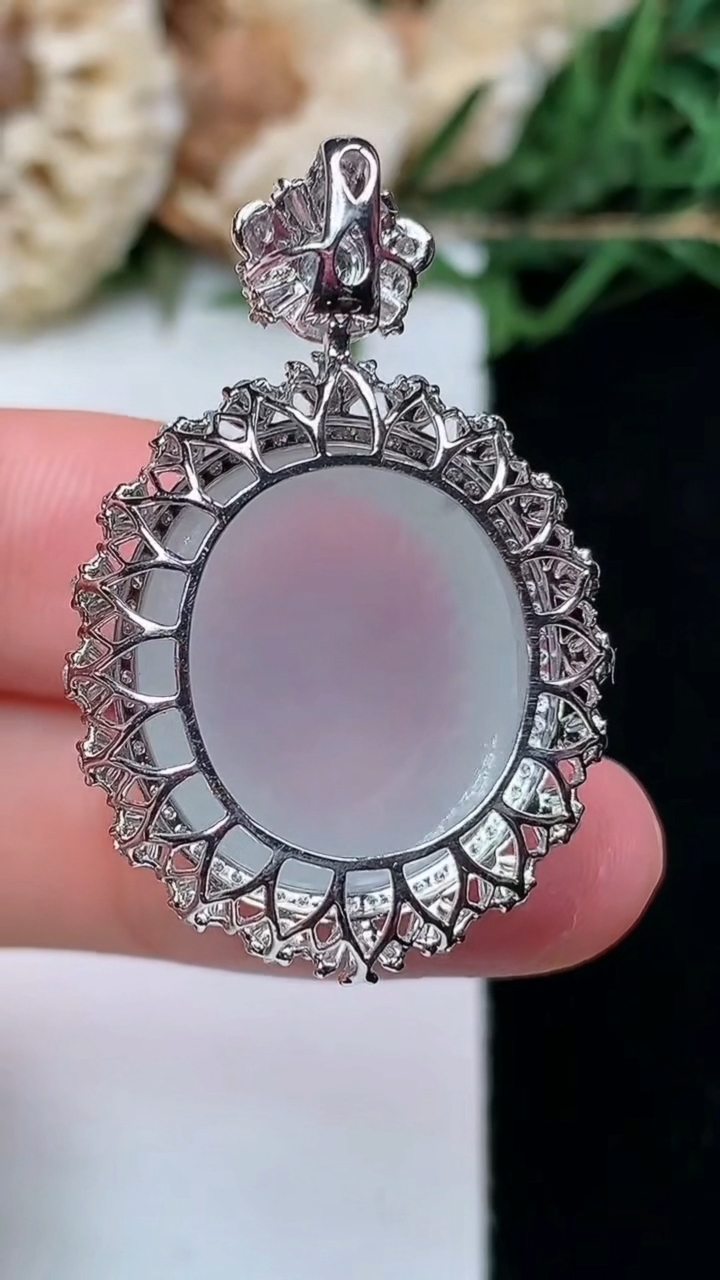 天然A货翡翠白冰蛋面吊坠，尺寸34.6-23-13.2，裸石19-17，重量:6.64g
4月16日