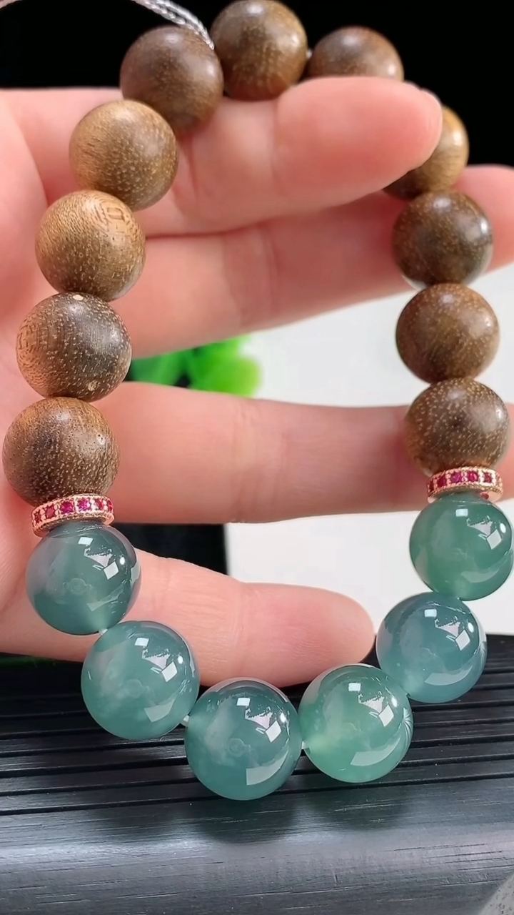 天然A货翡翠檀香圆珠手串尺寸11.7重量:26.39g4月16日
工厂直销收藏佳品,种好水足，色泽均