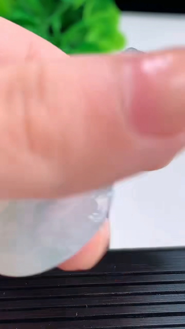 天然A货翡翠飘花如意吊坠尺寸49.2-28.5-4.5重量:12.43g
4月16日