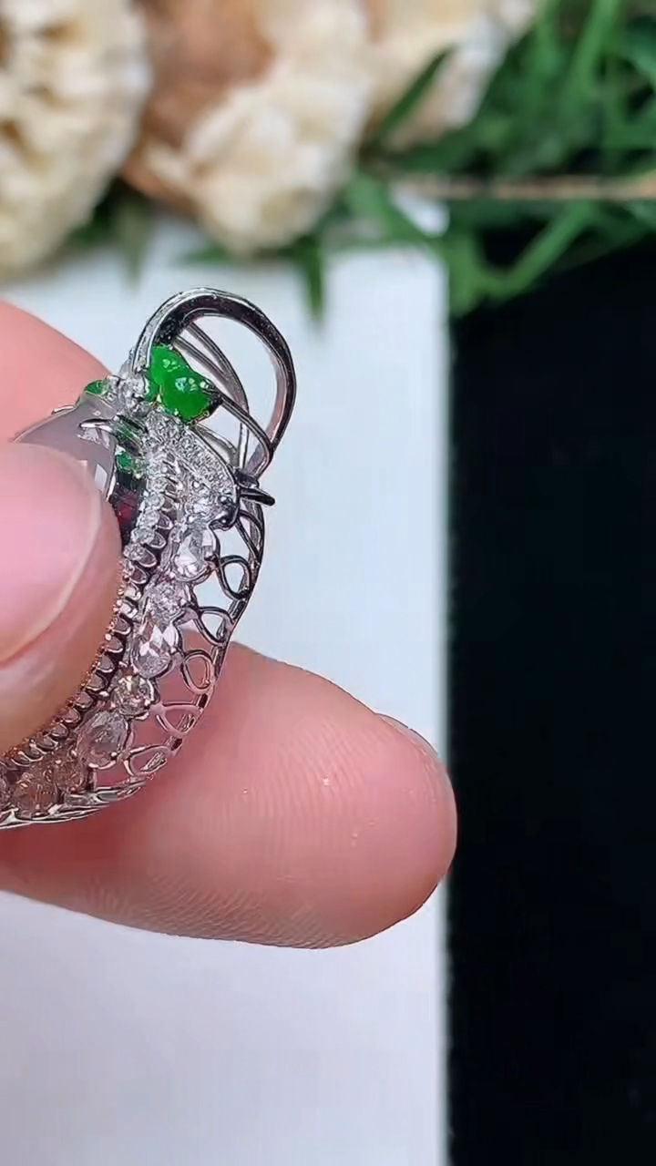 天然A货翡翠白冰葫芦吊坠，尺寸26.3-17-10.5
4月16日，重量:3.03g