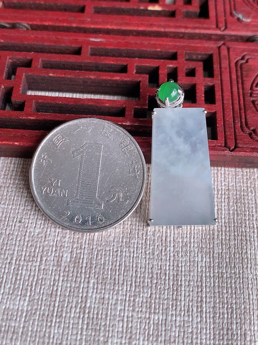 天然A货翡翠18K金扣头白冰白月光无事牌吊坠  
尺寸32.5-24.8-13-3.8mm 重量4.23g 0415
