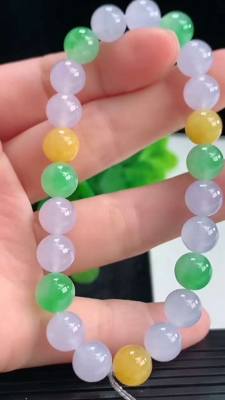 天然A货翡翠三彩圆珠手串尺寸7.8-23颗重量:20.39g4月16日
工厂直销收藏佳品,种好水足，色泽均匀，有种有色，上手高大气！