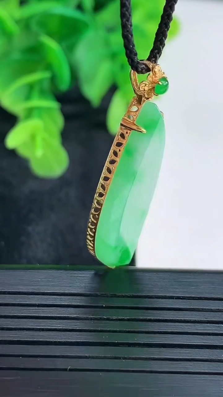 天然A货翡翠随形吊坠尺寸38.9-13.1-5.1重量:3.95g
4月16日