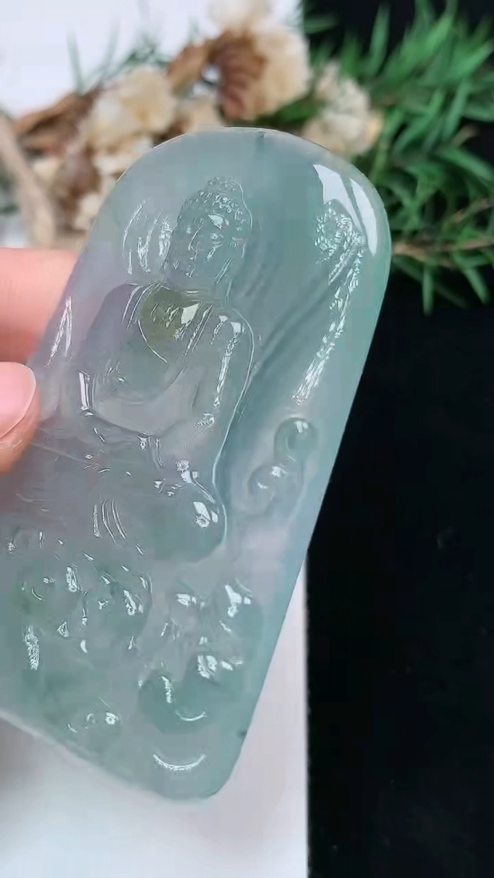 天然A货翡翠大日如来吊坠，尺寸62.2-38.4-5.3，重量:29.99g
4月16日