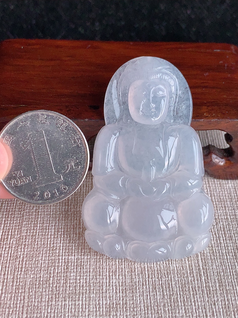 天然A货翡翠白冰白月光正装观音吊坠 
尺寸55.8-35.5-5.8mm 重量20.90g 0415