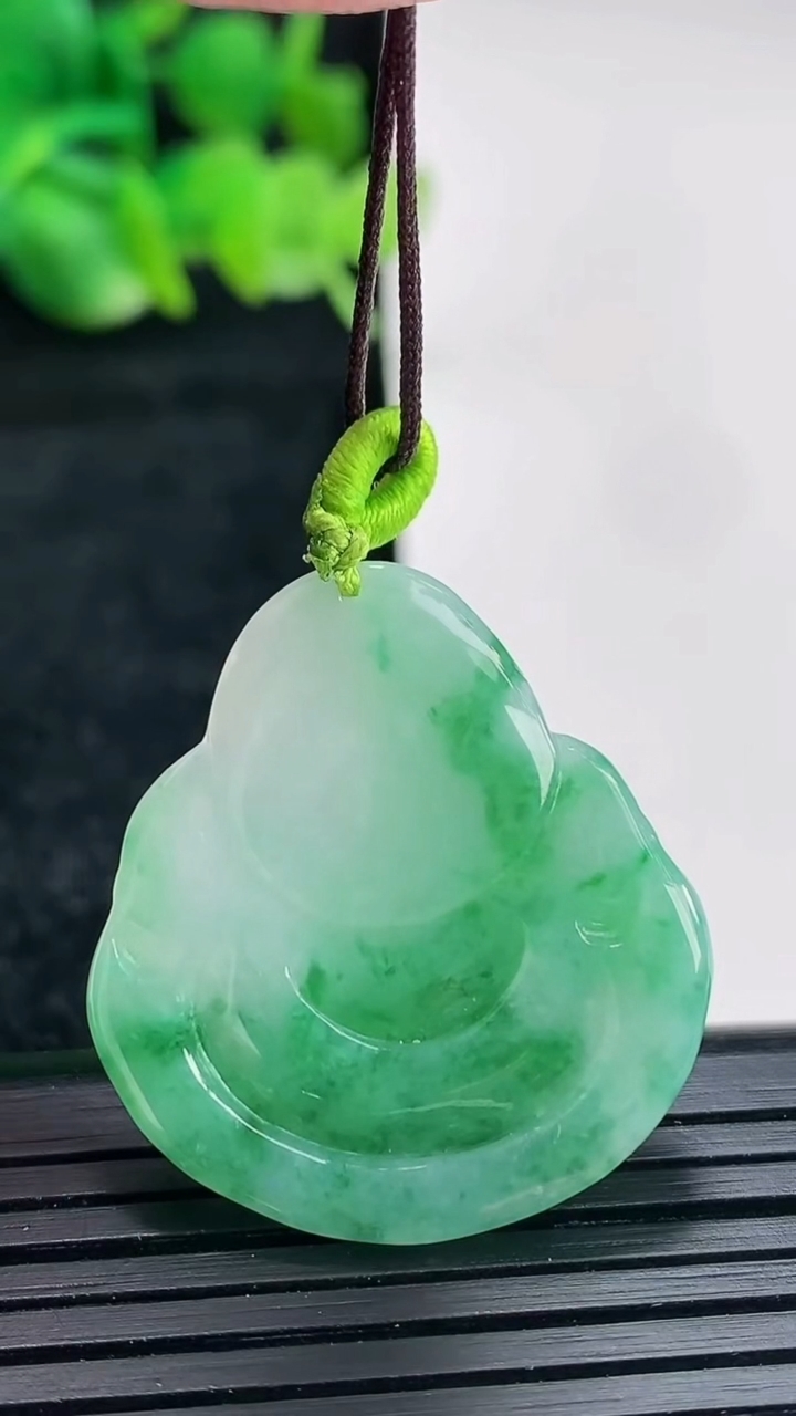 天然A货翡翠佛公吊坠尺寸29.5-28-6重量:8.21g
4月16日