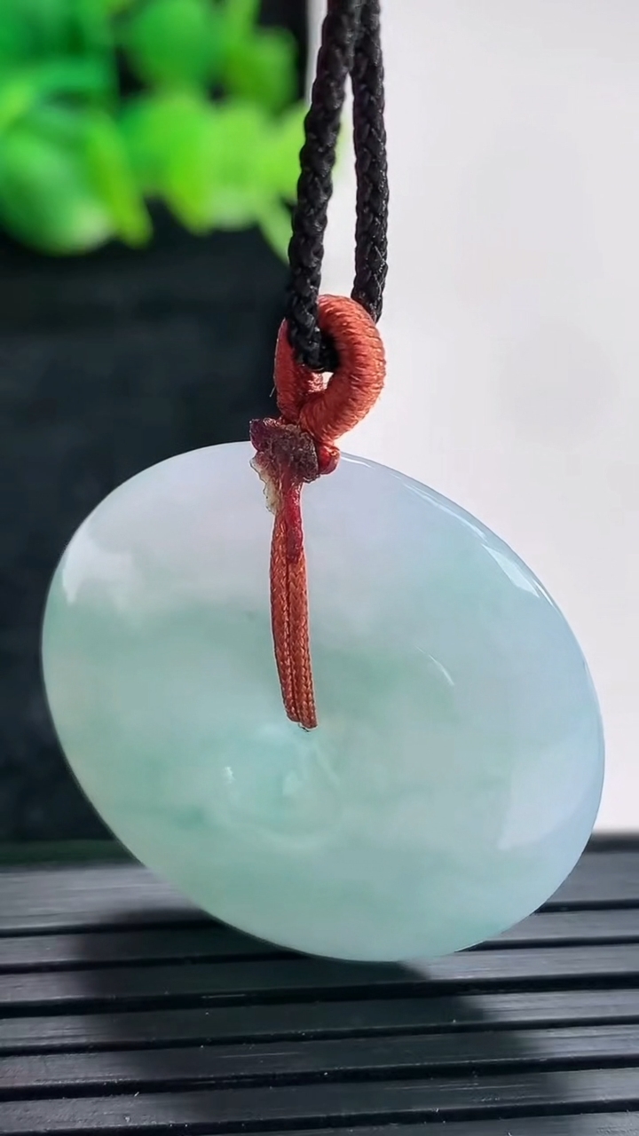 天然A货翡翠飘花平安扣吊坠尺寸30.5-6重量:11.52g
4月17日