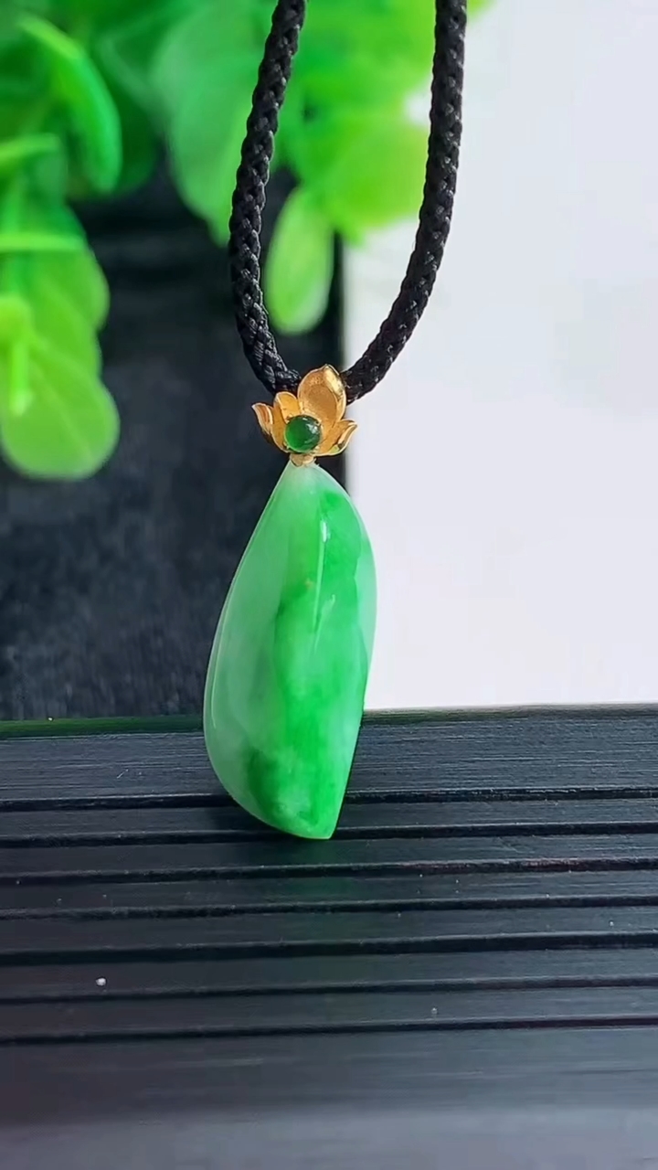 天然A货翡翠随形吊坠尺寸23.8-8.2-5.9重量:1.54g
4月16日