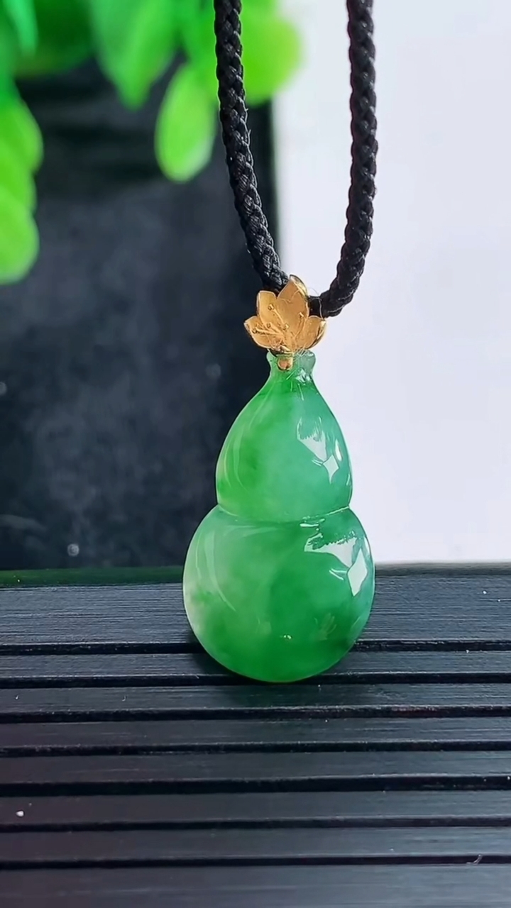 天然A货翡翠葫芦吊坠尺寸24.1-12.2-4.1重量:1.65g
4月16日