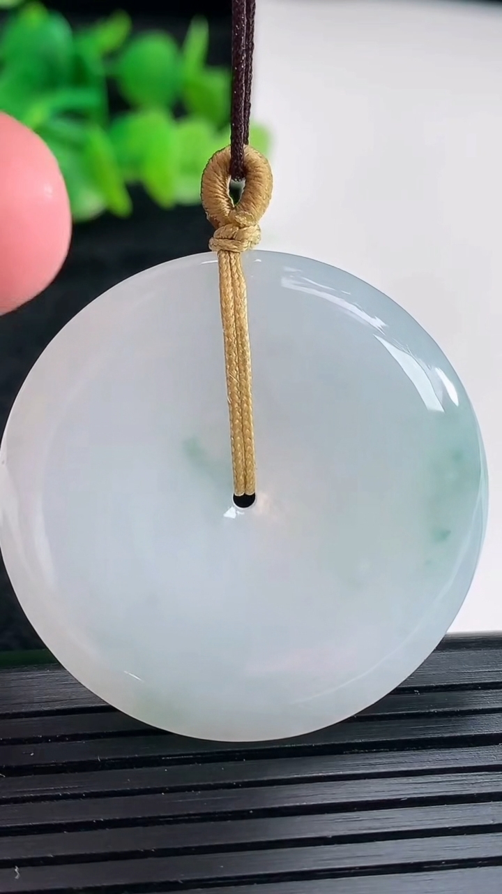 天然A货翡翠飘花平安扣吊坠尺寸37-5.5重量:17.06g
4月16日