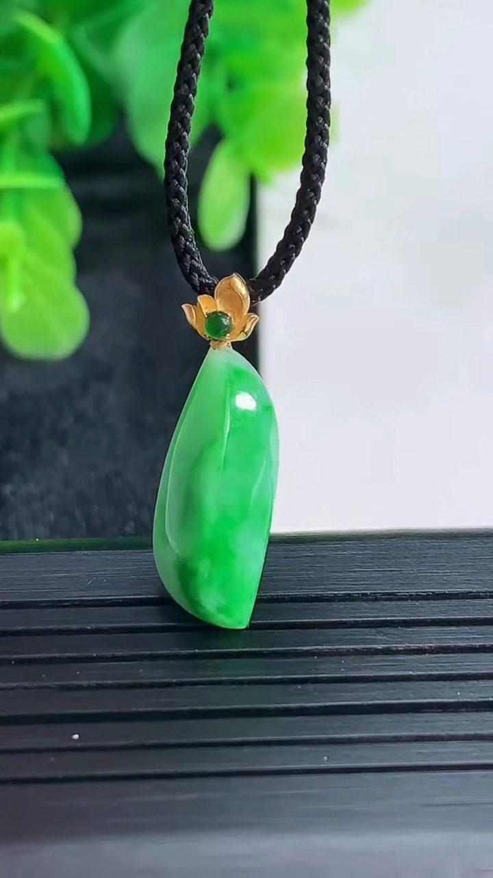 天然A货翡翠随形吊坠尺寸23.8-8.2-5.9重量:1.54g
4月16日