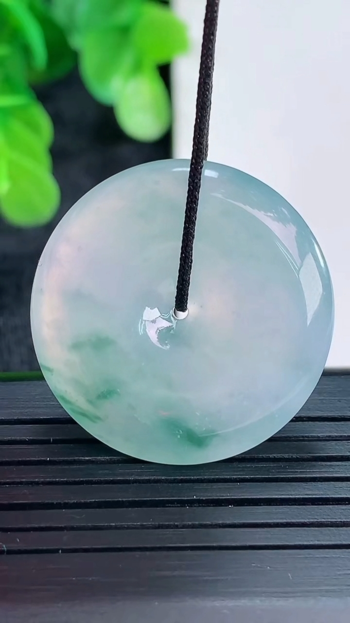 天然A货翡翠飘花平安扣吊坠尺寸28.2-5.4重量:9.38g
4月16日