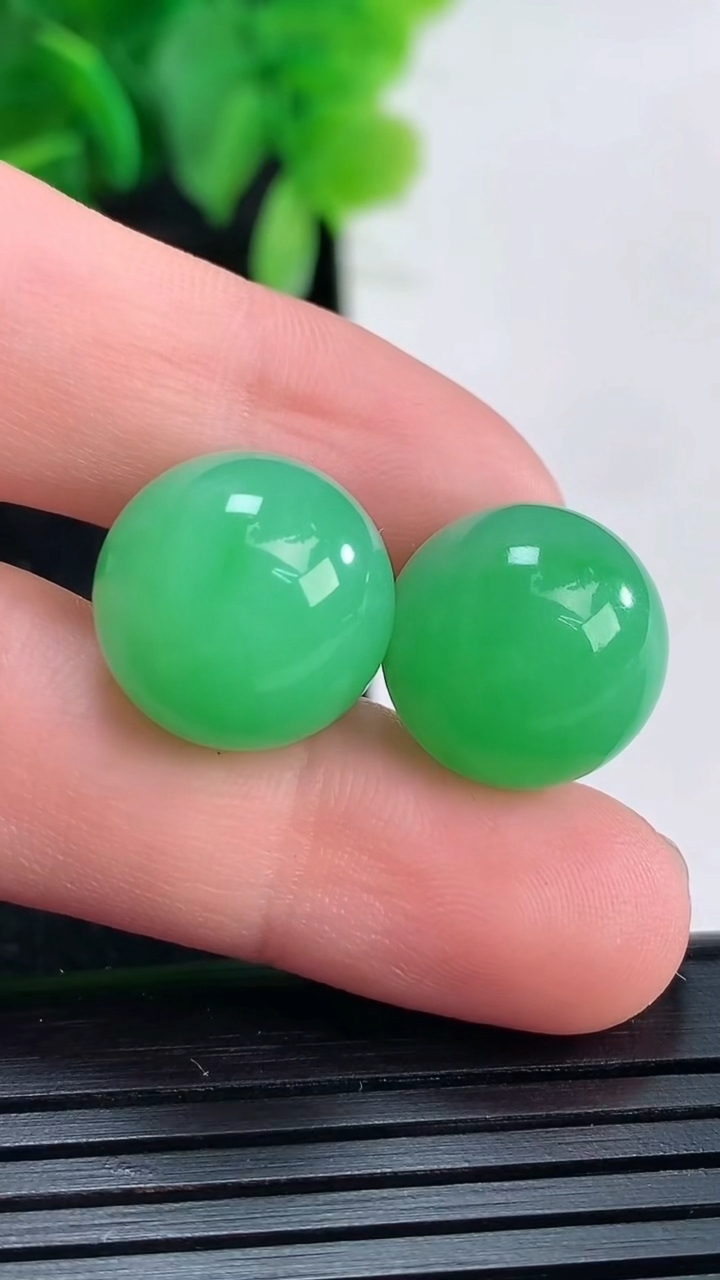 天然A货翡翠圆珠镶嵌件一对尺寸13.2重量:10.70g
4月16日