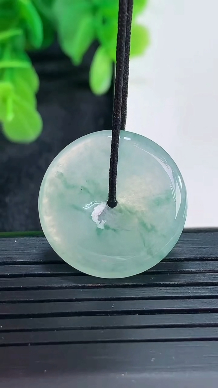 天然A货翡翠飘花平安扣吊坠尺寸22.6-3.9重量:4.65g
4月16日