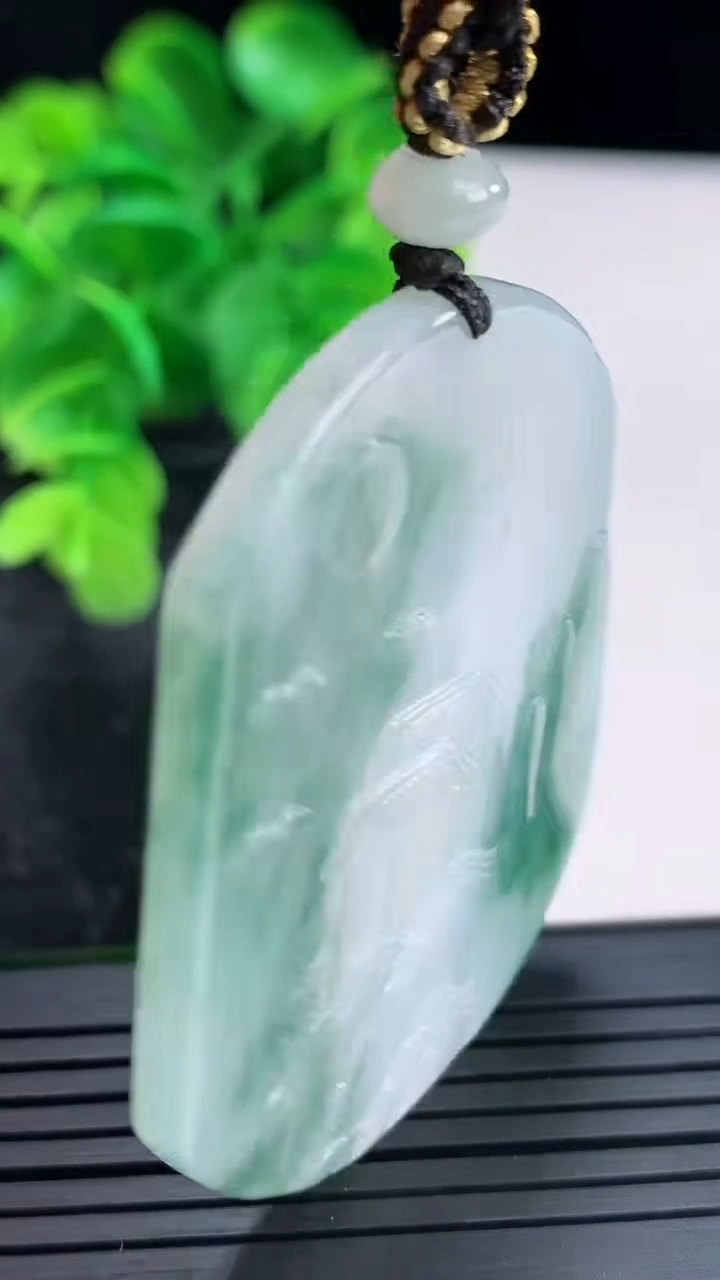 天然A货翡翠飘花山水佛头吊坠尺寸49.4-39.7-3.9重量:20.62g
4月16日