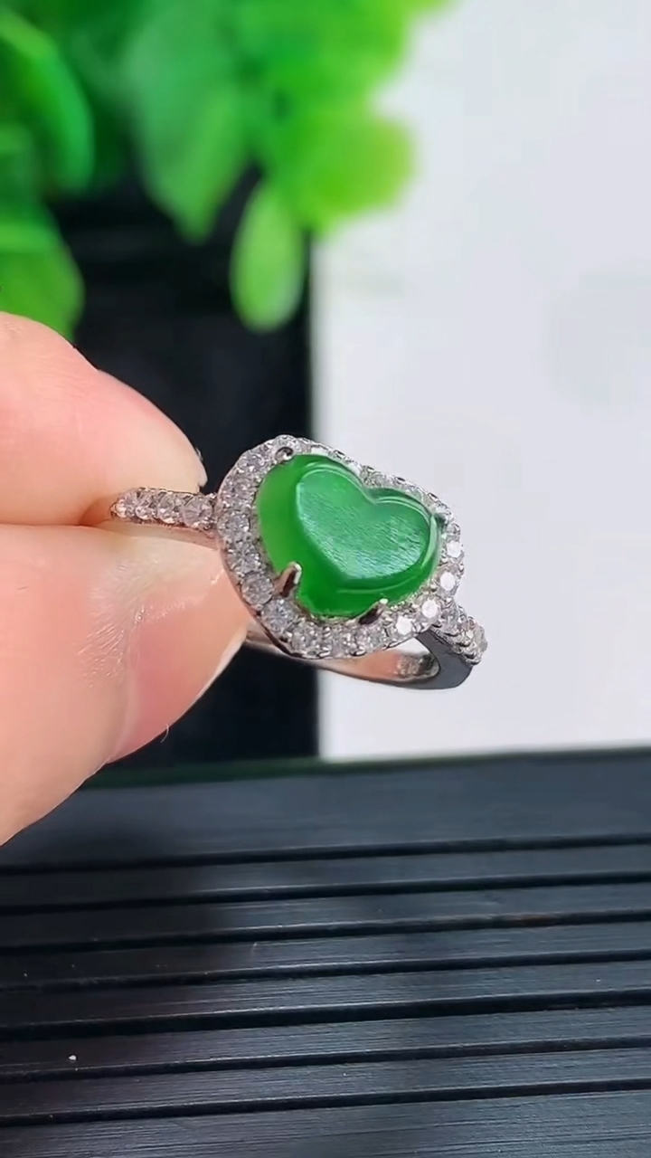 天然A货翡翠爱心戒指 可调节尺寸5.9-7.7重量:2.37g2026年4月16日
工厂直销收藏佳品,种好水足，色泽均匀，有种有色，上手高大气！