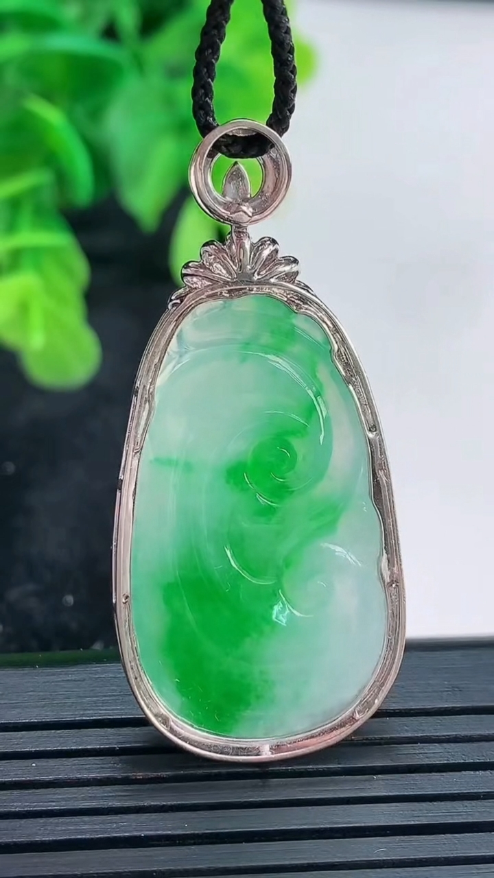 天然A货翡翠如意吊坠尺寸44.8-20.6-5.9裸石31.9-18重量:7.05g
4月16日