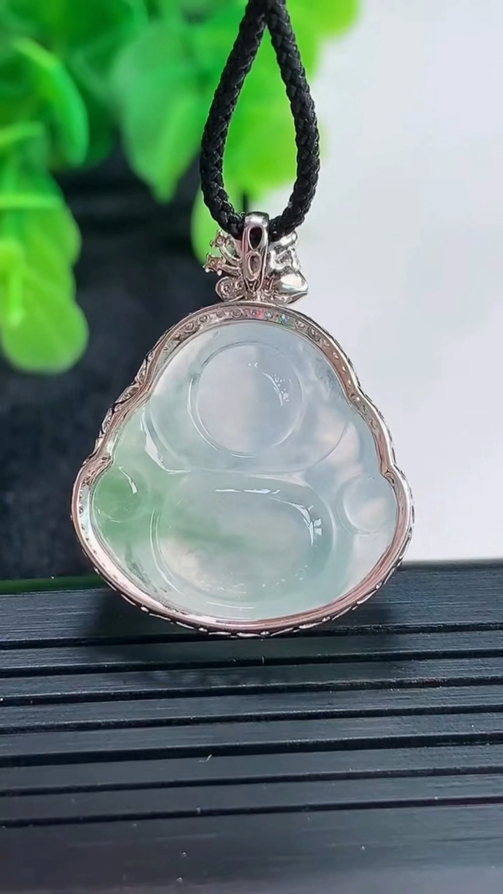 天然A货翡翠佛公吊坠尺寸29.6-23.8-9裸石21.1-21.7重量:5.69g
4月16日