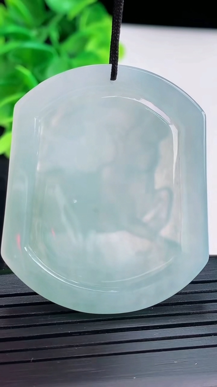 天然A货翡翠生肖牛吊坠尺寸47.2-39.7-4重量:20.46g
4月16日