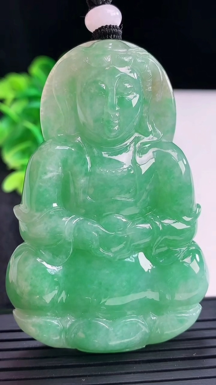 天然A货翡翠观音菩萨吊坠尺寸67.3-45.1-10.8重量:64.90g
4月16日