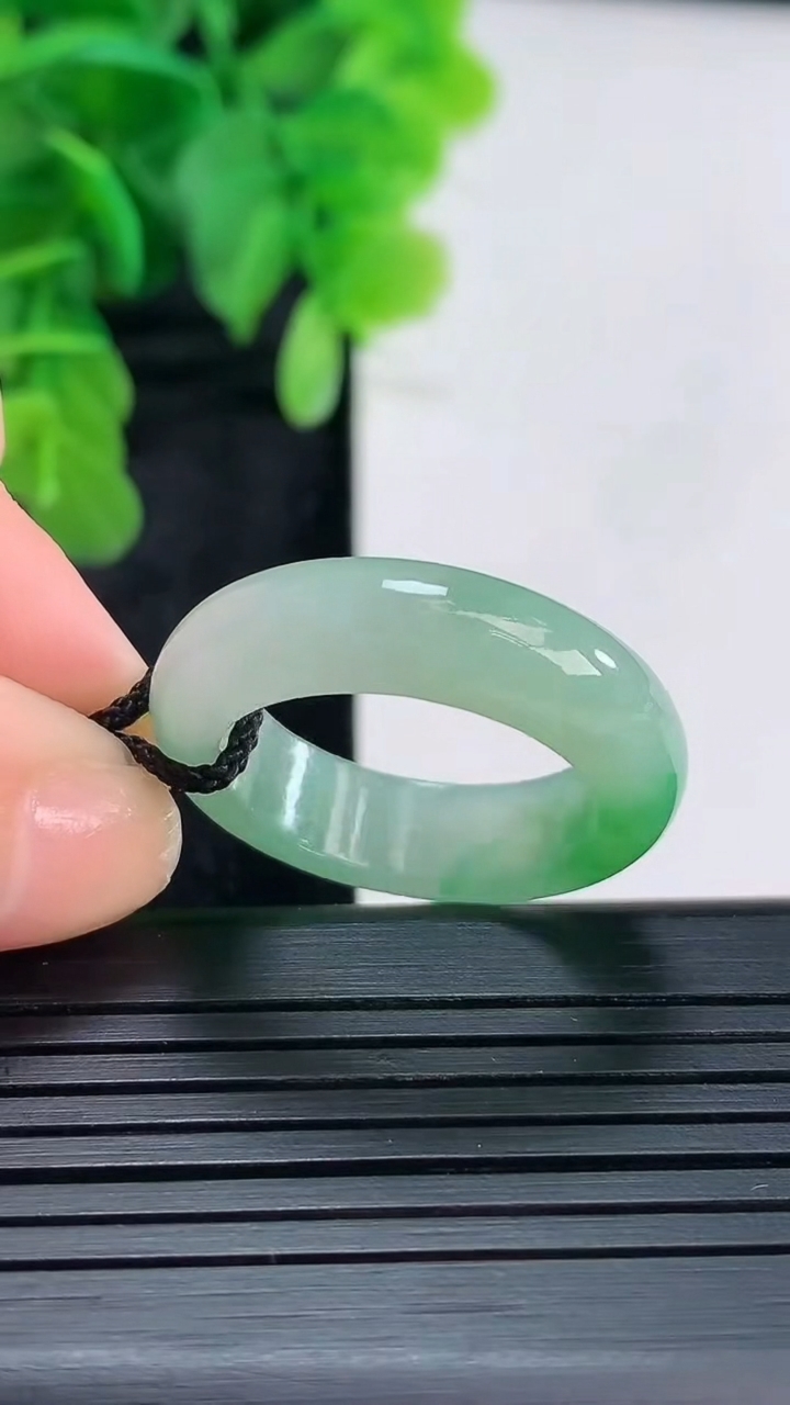 天然A货翡翠指环戒指尺寸20.1-6.7-3.9重量:6.05g2026年4月16日
工厂直销收藏佳品,种好水足，色泽均匀，有种有色，上手高大气！