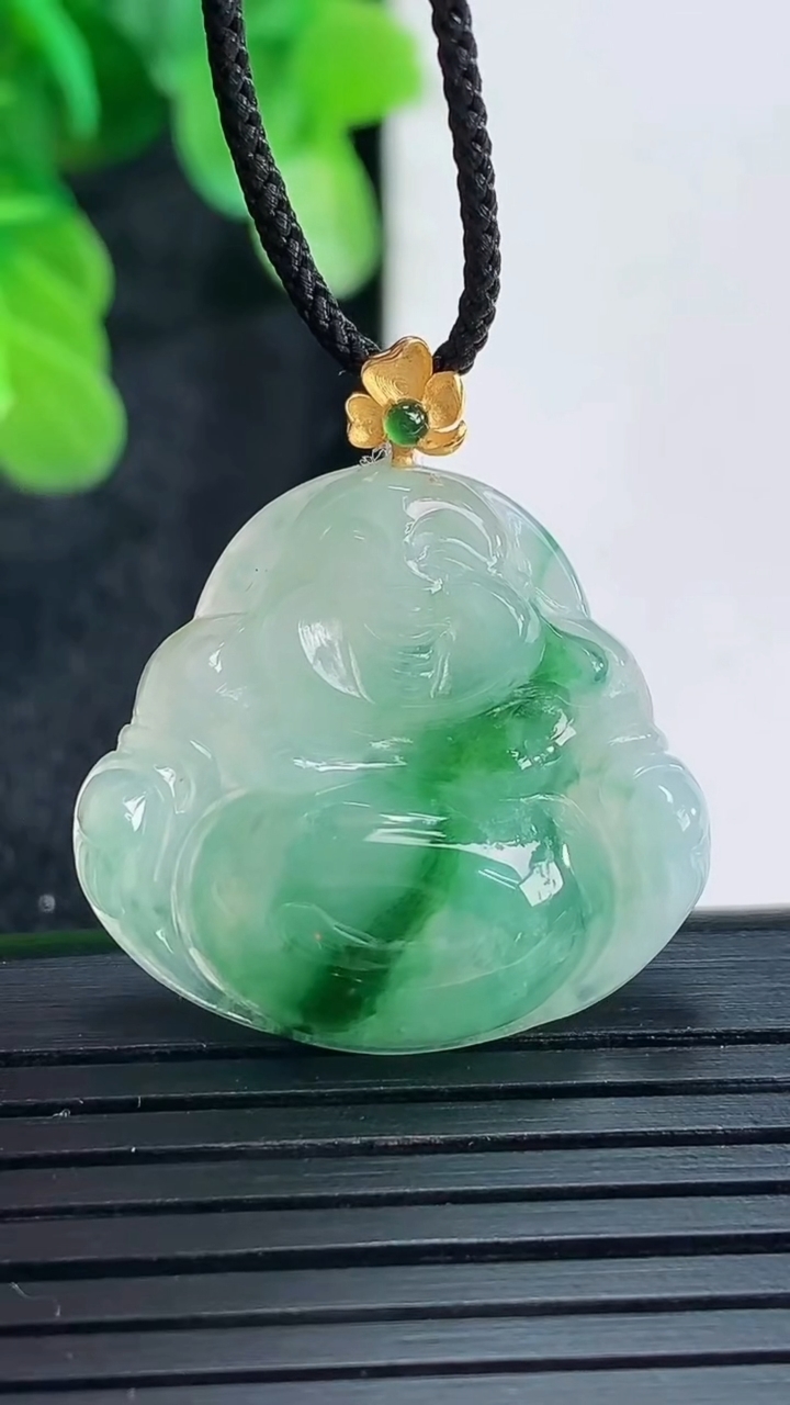 天然A货翡翠佛公吊坠尺寸28.6-29.5-5.7重量:5.41g
4月16日