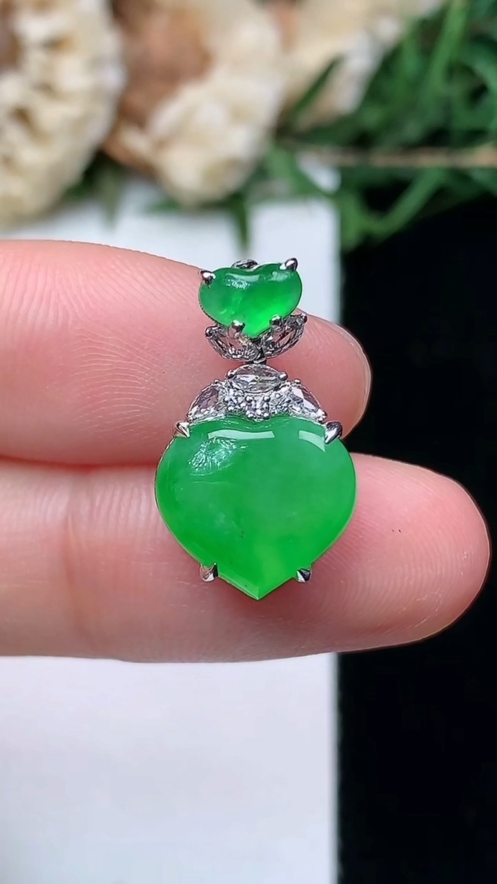 天然A货翡翠爱心吊坠，尺寸18.7-9.8-11.2-7.5，重量:2.39g
4月16日