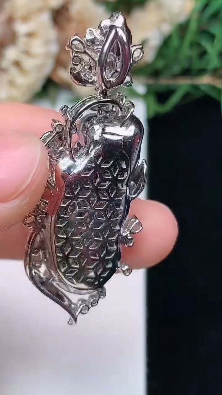 天然A货翡翠白冰花仙子吊坠，尺寸46.2-18.6-8.5，裸石28.3-13.8，重量:11.33g
4月16日