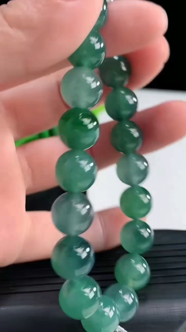 天然A货翡翠蓝水圆珠手串尺寸9.6-20颗重量:32.89g4月16日
工厂直销收藏佳品,种好水足，色泽均匀，有种有色，上手高大气！