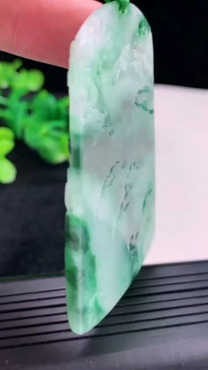 天然A货翡翠牌吊坠尺寸67.6-43.5-5.2重量:32.68g
4月16日