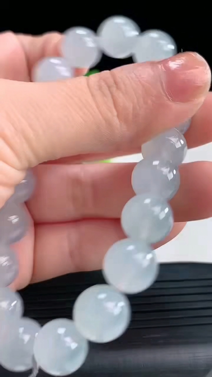 天然A货翡翠紫罗兰圆珠手串尺寸9.8-19颗重量:32.82g4月16日
工厂直销收藏佳品,种好水足，色泽均匀，有种有色，上手高大气！