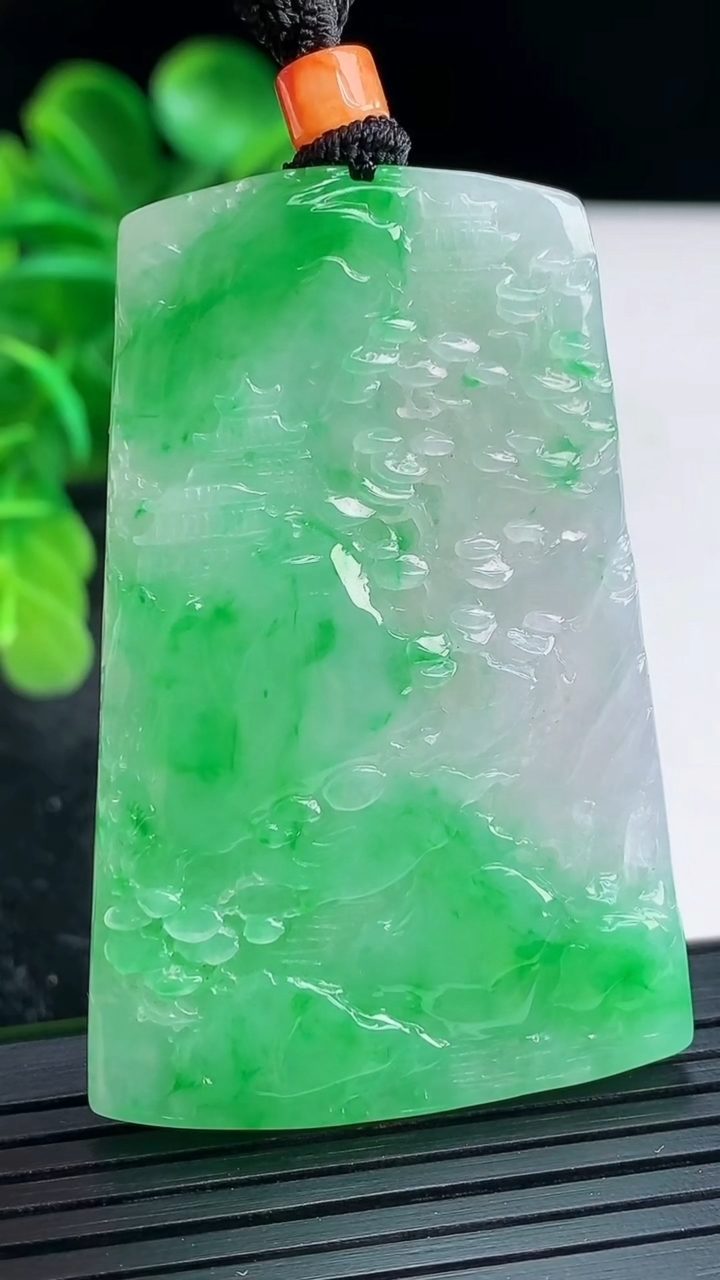 天然A货翡翠山水牌吊坠尺寸54.3-36.1-5@重量:26.53g
4月16日