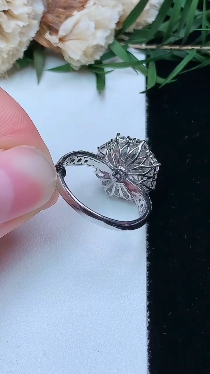 天然A货翡翠蛋面戒指，尺寸17-10.6-9.8，重量:4.48g2026年4月16日
工厂直销收藏佳品,种好水足，色泽均匀，有种有色，上手高大气！