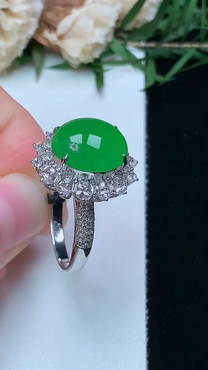 天然A货翡翠蛋面戒指，尺寸17.4-11.9-10.3，重量:4.49g2026年4月16日
工厂直销收藏佳品,种好水足，色泽均匀，有种有色，上手高大气！