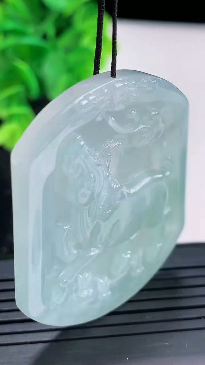 天然A货翡翠生肖牛吊坠尺寸47.2-39.7-4重量:20.46g
4月16日