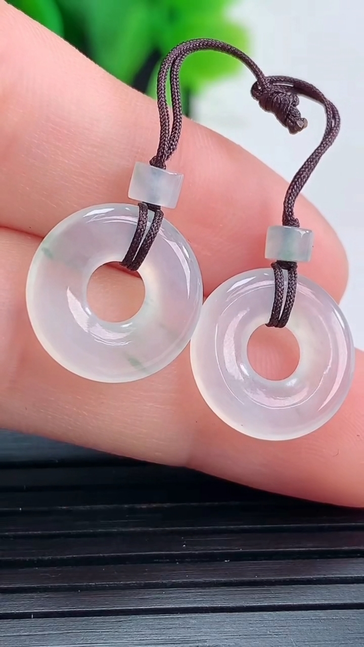 天然A货翡翠飘花平安环吊坠一对尺寸13.1-2.2重量:1.91g
4月16日