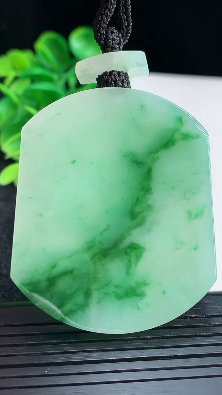 天然A货翡翠无事牌吊坠尺寸53.3-43.8-5.5重量:40.62g
4月16日