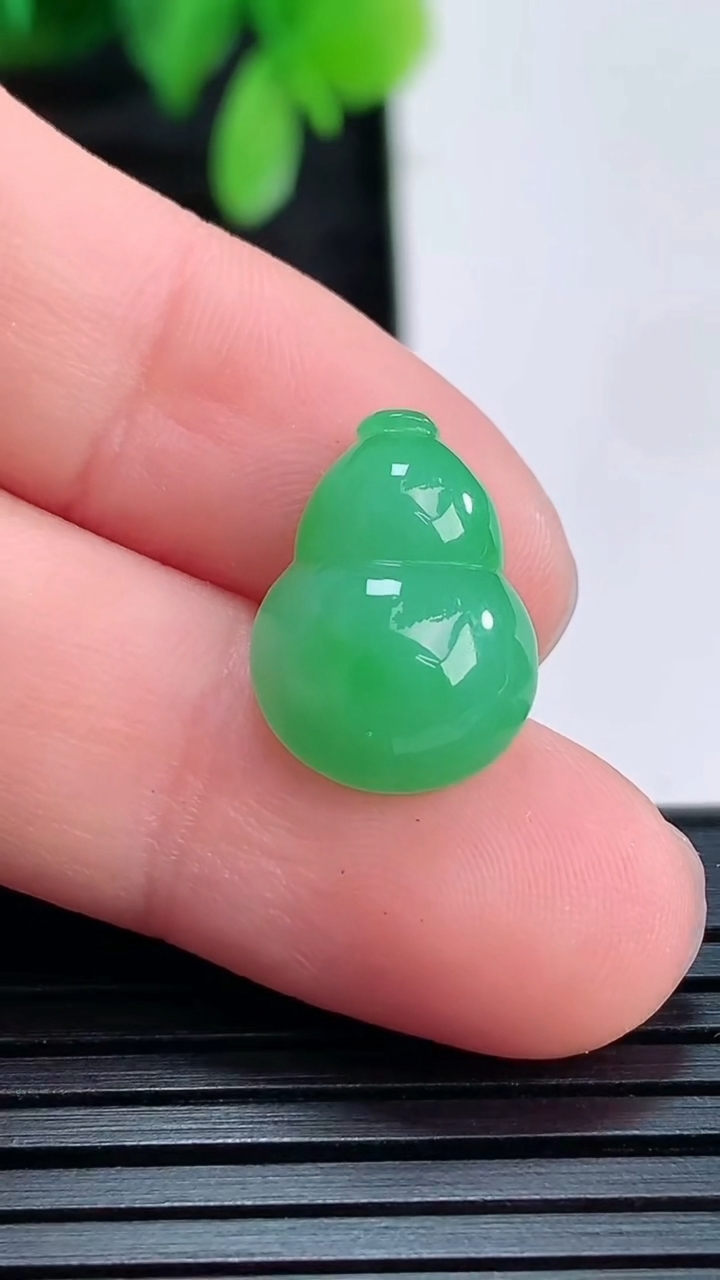 天然A货翡翠葫芦镶嵌件尺寸14.3-10.7-5.4重量:1.50g
4月16日