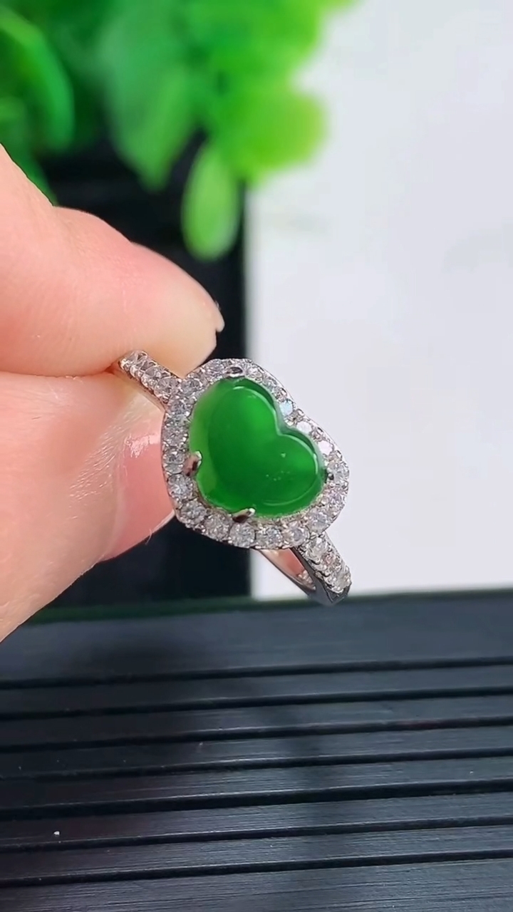 天然A货翡翠爱心戒指 可调节尺寸5.9-7.7重量:2.37g2026年4月16日
工厂直销收藏佳品