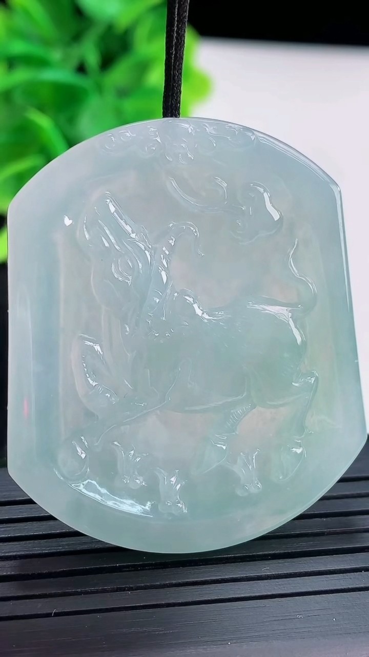 天然A货翡翠生肖牛吊坠尺寸47.2-39.7-4重量:20.46g
4月16日