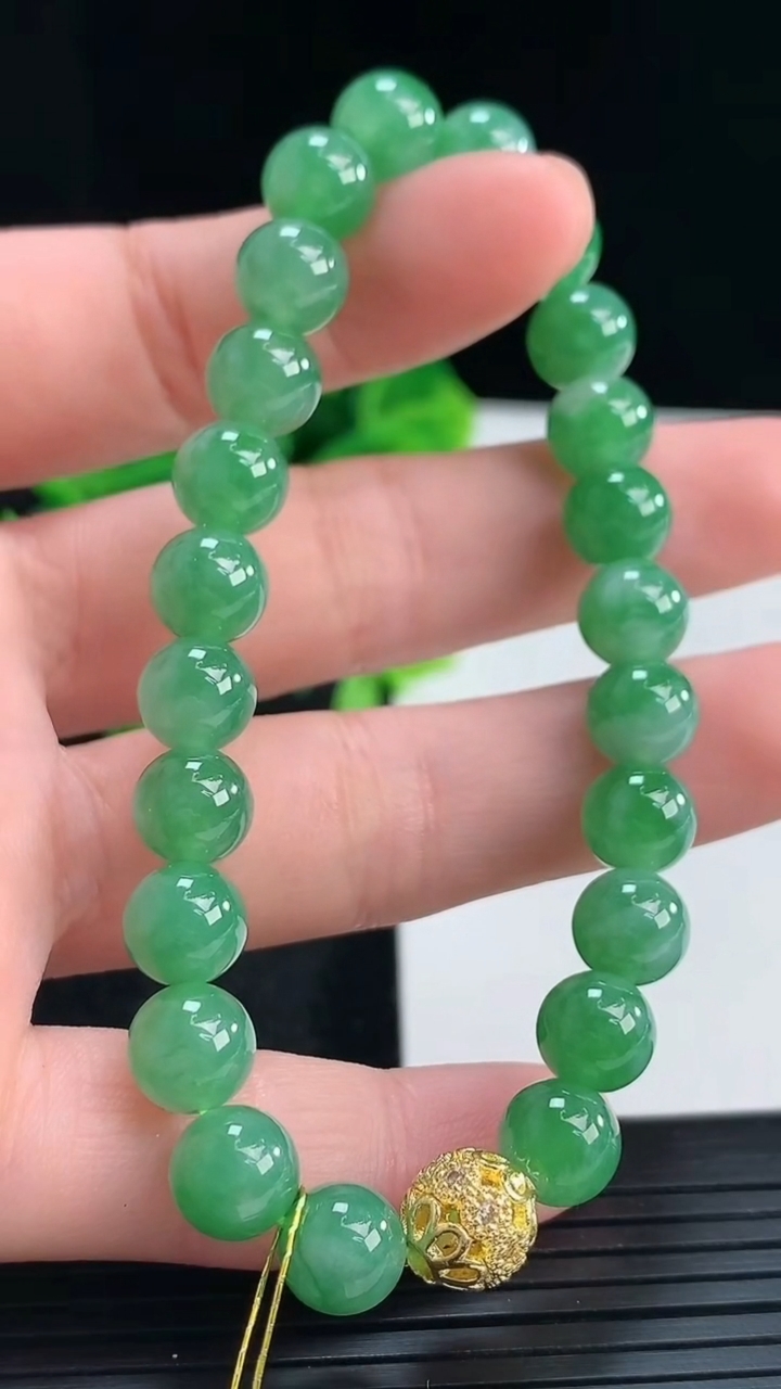 天然A货翡翠圆珠手串尺寸7.4-23颗重量:19.01g4月16日
工厂直销收藏佳品,种好水足，色泽均匀，有种有色，上手高大气！